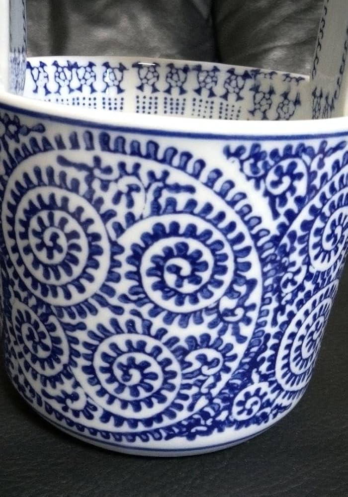 特価セール中!❗ 染付、蛸唐草紋手桶型花入れ　花器　水指し茶道具 染付蛸唐草紋手桶型花入れ 花器 水指し茶道具 2025年最新】